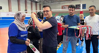 Nevşehir'de adliyenin özel bireyleri ve çiftçi kadınlar voleybol maçına çıktı
