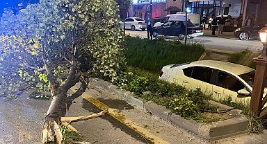 Nevşehir'de çarpışan 2 otomobilden 1'i su kanalına düştü; o anlar kamerada