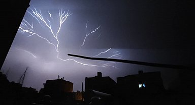 Nusaybin'de şimşekler geceyi aydınlattı