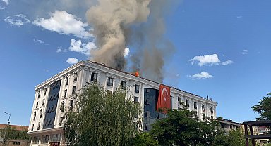 Öğrenci yurdunun çatısında çıkan yangın kontrol altına alındı