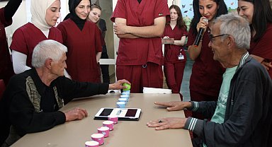 Öğrenciler ve huzurevinde yaşayanlar, teknoloji yarışmasında buluştu