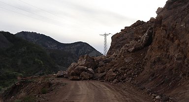 Oltu'da heyelan; dağdan kopan kaya parçaları mahallenin yolunu kapattı