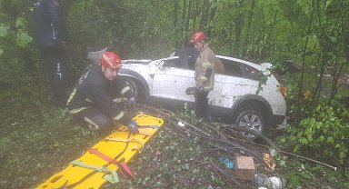 Ormana uçan cipin sürücüsü öldü, 2'si çocuk 3 kişi yaralandı