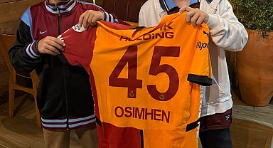 Osimhen'in formasını alan Trabzonsporlu çocuktan formayı bir koleksiyoner aldı