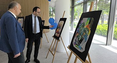 Otizmli ortaokul öğrencileri yağlıboya resim sergisi açtı