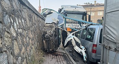 Otomobil, 3 metreden yan sokağa düştü; yaralanan olmadı