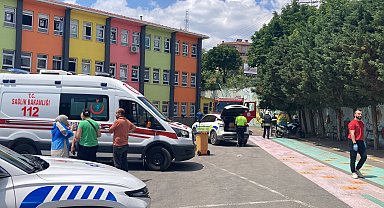 Otomobil, 5 metreden okul bahçesine uçtu; sürücü yaralandı