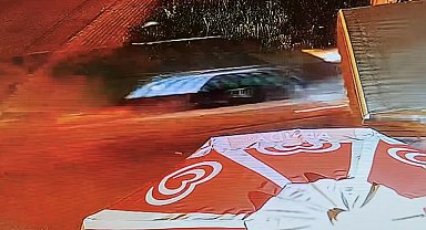 Otomobil caminin duvarını yıkıp içeri girdi; kaza kamerada