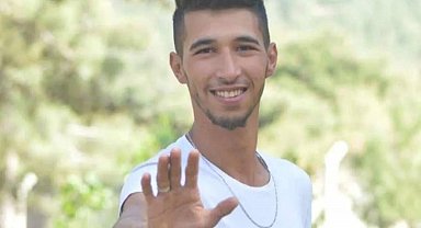 Otomobil elektrik direğine çarptı: 2 ölü,1 yaralı