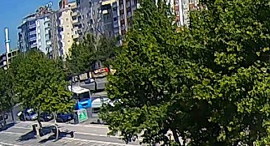 Otomobil, halk otobüsüne çarptı: 1 ölü, 8 yaralı