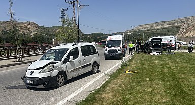 Otomobil ile hafif ticari araç çarpıştı: 3'ü çocuk, 6 yaralı