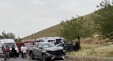 Otomobil ile kamyonetin çarpıştığı kazada ölü sayısı 2'ye çıktı