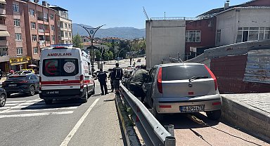 Otomobil, kırmızı ışıkta bekleyen otomobile çarptı; 2'si çocuk, 5 yaralı