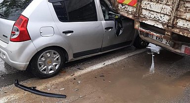 Otomobil, park halindeki kamyona çarptı; sürücü yaralı