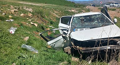 Otomobil, şarampole devrildi; baba öldü, eşi ile çocuğu yaralı