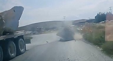 Otomobil sürücüsü, yola düşen mermer bloktan son anda kurtuldu; o anlar kamerada