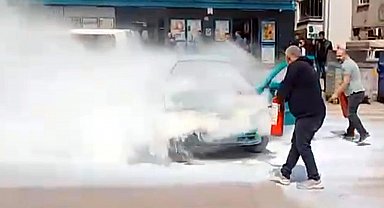 Otomobildeki yangına ilk müdahaleyi çevredekiler yaptı