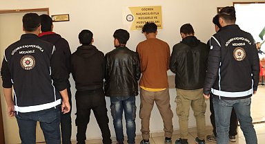 Otomobilden 6 kaçak göçmen çıktı