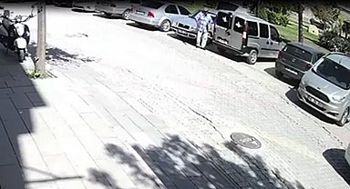 Otomobilden bal hırsızlığı kamerada