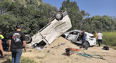Otomobile çarpan minibüsün takla attığı kaza kamerada: 2'si ağır, 3 yaralı