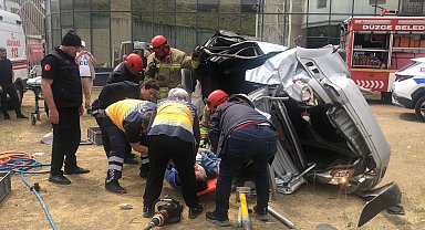 Otomobilin 20 metreden düştüğü kaza kamerada; 2 yaralı