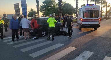 Otomobilin 'yaya geçidi'nde çarptığı kişi yaralandı; kaza kamerada
