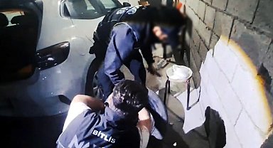 Otomobilin yedek lastiğinden uyuşturucu çıktı; 4 tutuklama