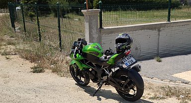 Otomobille çarpışan motosikletin sürücüsü yaralandı