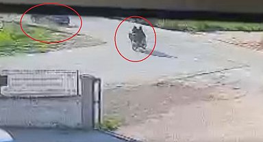 Otomobille çarpışan motosikletteki 2 kişi yaralandı; kaza anı kamerada