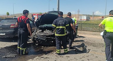 Otomobiller kafa kafaya çarpıştı: 1'i ağır 4 yaralı