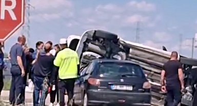 Otomobiller kavşakta çarpıştı; 5 yaralı