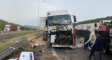 Otoyolda bariyerlere çarpan buğday yüklü TIR devrildi