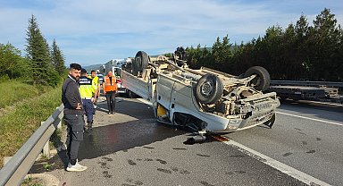 Otoyolda kamyonet takla attı: 3 yaralı