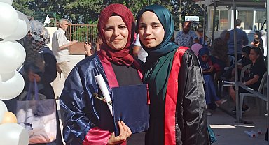 Özel gereksinimli oğlu için okula başladı, kızıyla birlikte mezun oldu