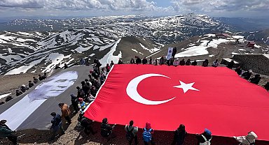Palandöken'in zirvesinde 19 Mayıs'ı kutladılar