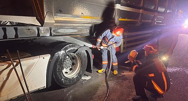 Pamukova'da seyir halindeki TIR alev aldı