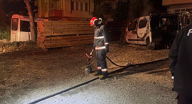 Park halindeki hafif ticari araç alev alev yandı