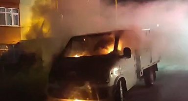 Park halindeki kamyonet yandı