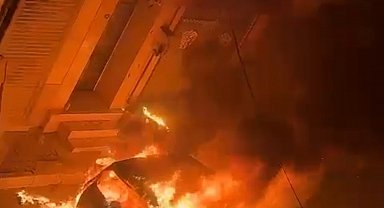 Park halindeki otomobil çıkan yangında alev topuna döndü