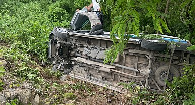 Park halindeyken şarampole devrilen minibüsteki 5 yolcu yaralandı