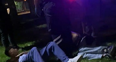 Parkta 2 genci lazerle taciz edip, bıçakla yaralayan 2 şüpheliden 1'i tutuklandı