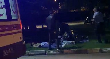 Parkta yüzlerine lazer ışığı tutun şüphelileri uyaran 2 genç, bıçaklı saldırıya uğradı: 2 yaralı