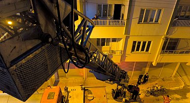 Pazarda çantası çalındı, ekiplerin yardımıyla evine girebildi