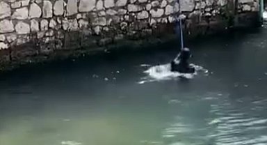 Polisi görünce atladığı derede boğulma tehlikesi yaşadı, hortumla kurtarıldı