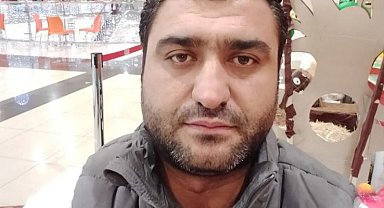 Refüjdeki aydınlatma direğine çarpan otomobilden fırlayıp öldü