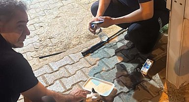 Reklam panosunda mahsur kalan yavru kediyi zabıta ekipleri kurtardı