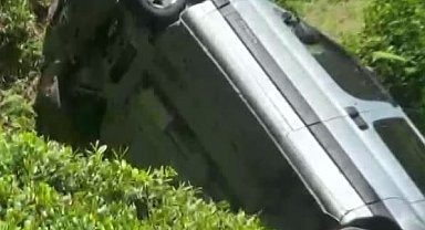 Rize'de hafif ticari araç bahçeye yuvarlandı; 2 yaralı