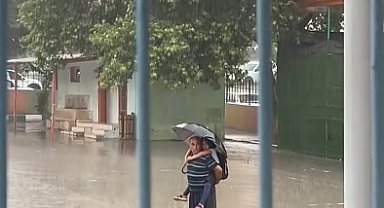 Sağanak altında torunu ile İstiklal Marşı'nı dinlediler