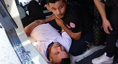 Sağlık görevlisi ile itfaiye eri, yaralı sürücünün elini bırakmadı