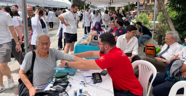 ‘Sağlık Sokağı’nda vatandaşa ücretsiz sağlık hizmeti